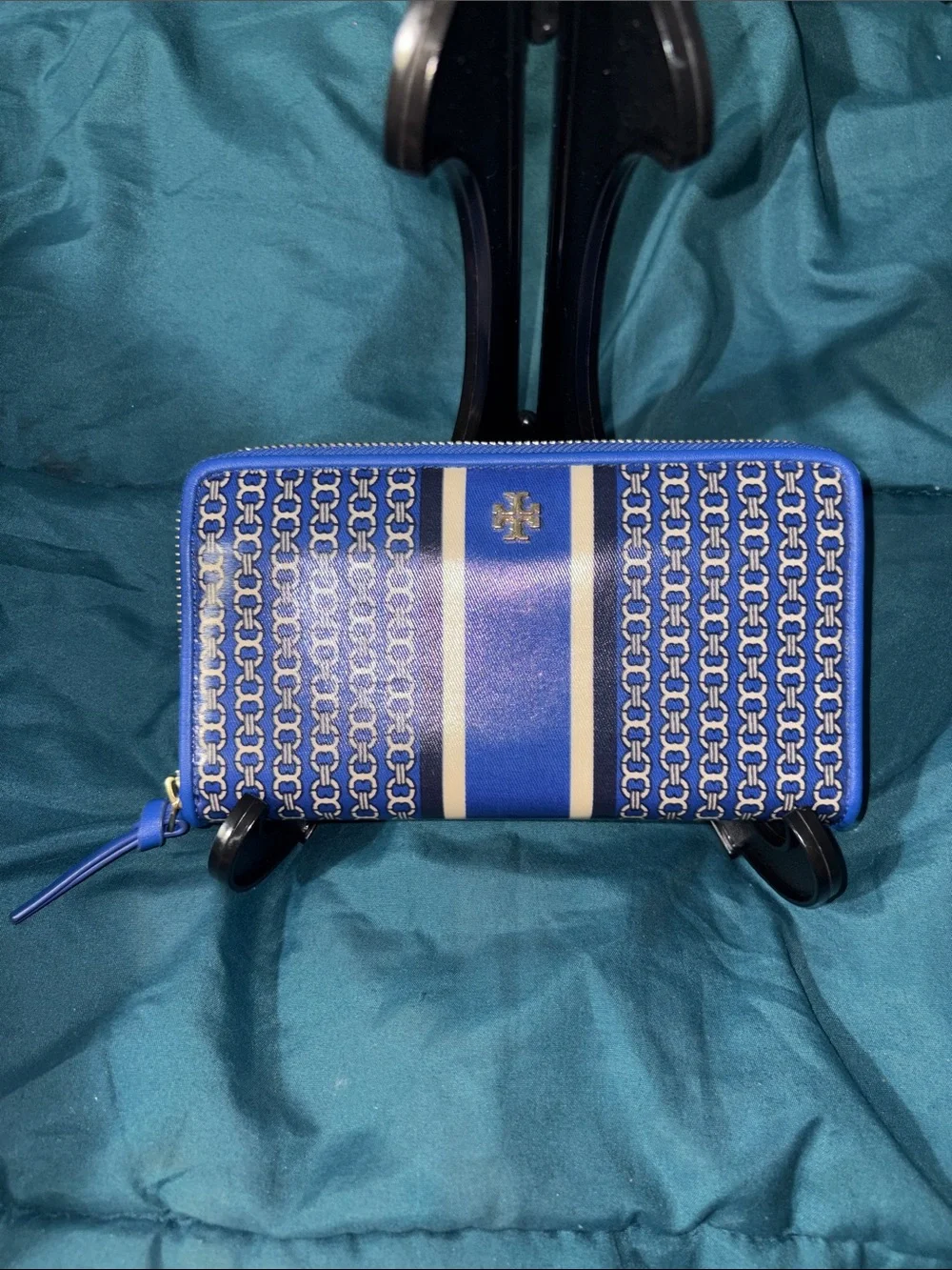 The Tory Burch Gemini Link Continental Wallet features